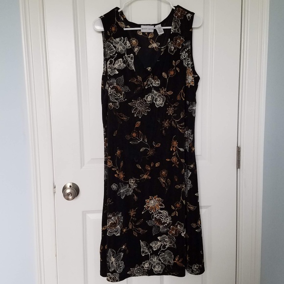 Jaclyn Smith Dresses & Skirts - Bright print on black.